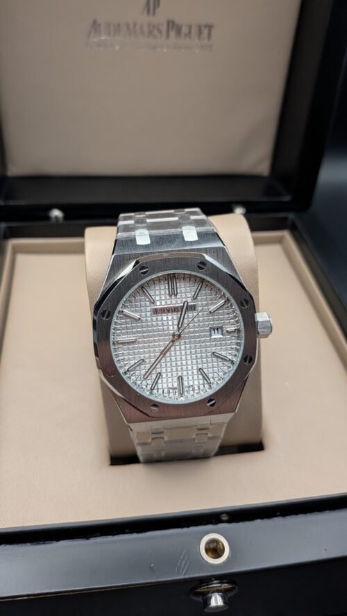 Audemars Piguet — esfera plateada texturizada y brazalete de acero
