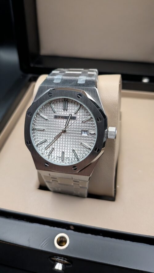 Audemars Piguet — esfera plateada texturizada y brazalete de acero