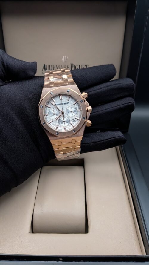 Audemars Piguet — cronógrafo con esfera blanca texturizada, caja y brazalete oro rosa