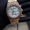 Audemars Piguet — cronógrafo con esfera blanca texturizada, caja y brazalete oro rosa
