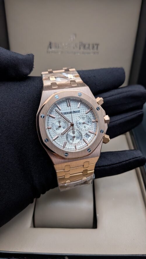 Audemars Piguet — cronógrafo con esfera blanca texturizada, caja y brazalete oro rosa