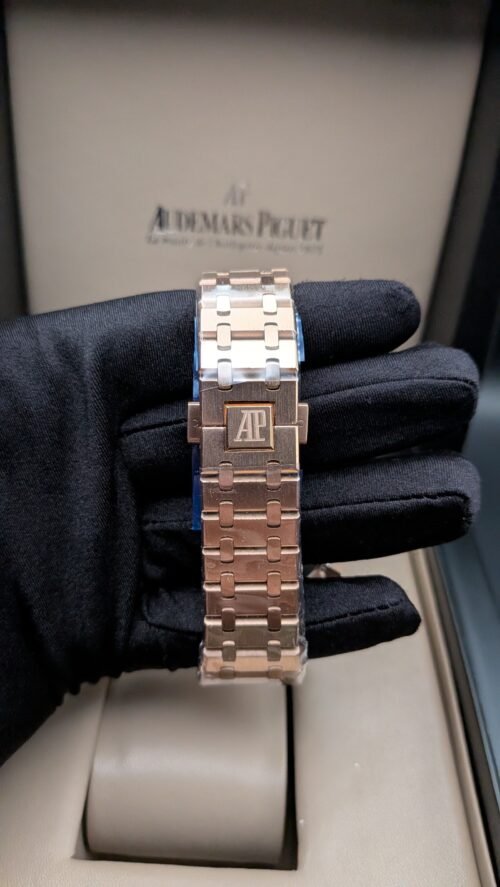 Audemars Piguet — cronógrafo con esfera marrón texturizada, caja y brazalete oro rosa