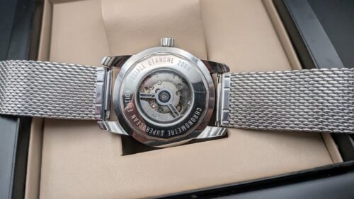 Breitling — esfera azul estampada, bisel azul y brazalete de malla de acero