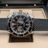 Breitling — cronógrafo con esfera negra, bisel negro con detalles oro rosa y correa de caucho negra