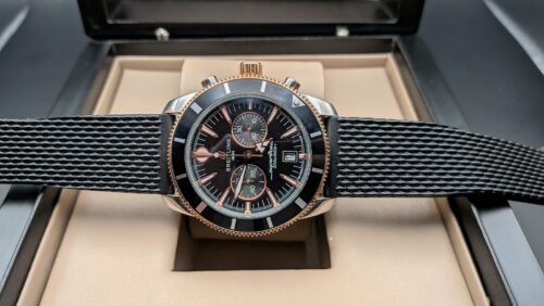 Breitling — cronógrafo con esfera negra, bisel negro con detalles oro rosa y correa de caucho negra
