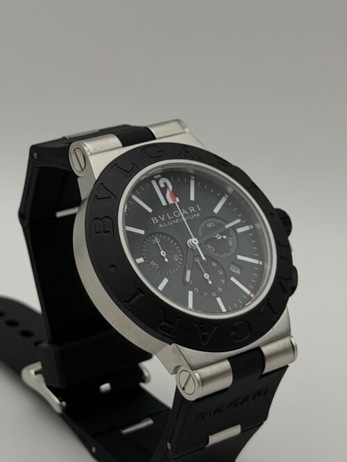 Bvlgari — cronógrafo con esfera negra, bisel negro y correa de caucho negra