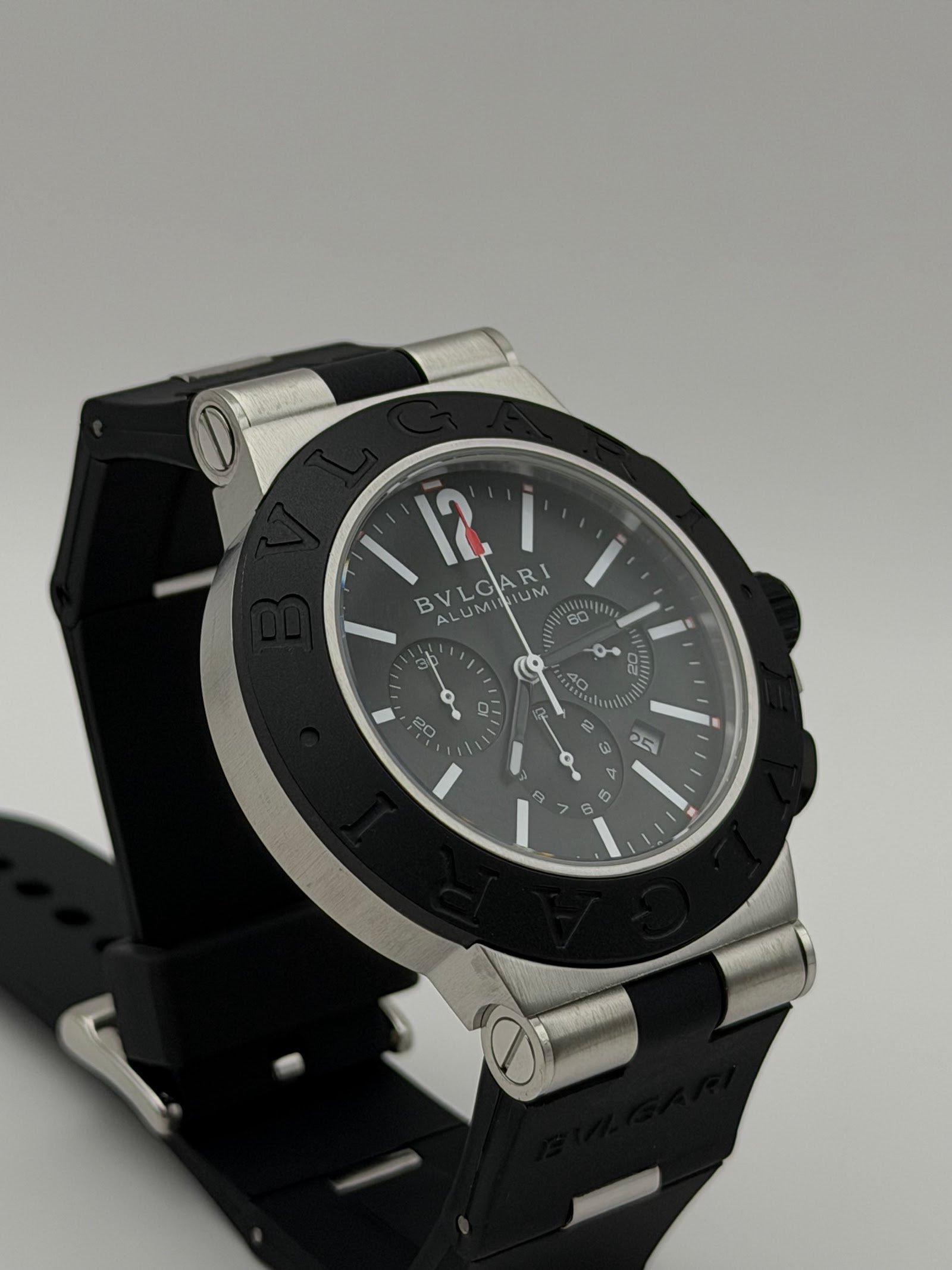 Bvlgari — cronógrafo con esfera negra, bisel negro y correa de caucho negra