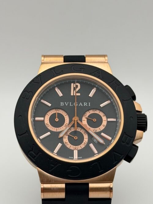 Bvlgari — cronógrafo con esfera negra, caja oro rosa, bisel negro y correa de caucho negra
