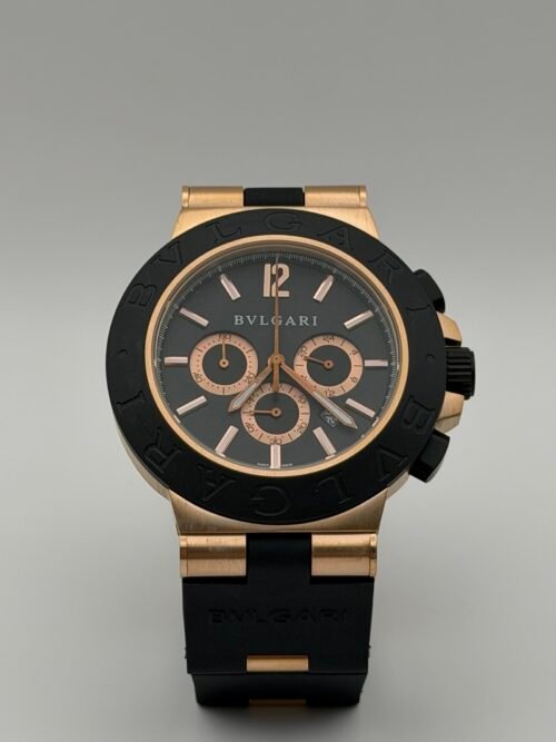 Bvlgari — cronógrafo con esfera negra, caja oro rosa, bisel negro y correa de caucho negra