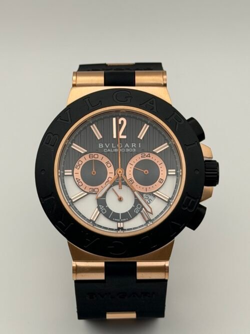 Bvlgari — cronógrafo con esfera negra y detalle esqueleto, caja oro rosa y correa de caucho negra