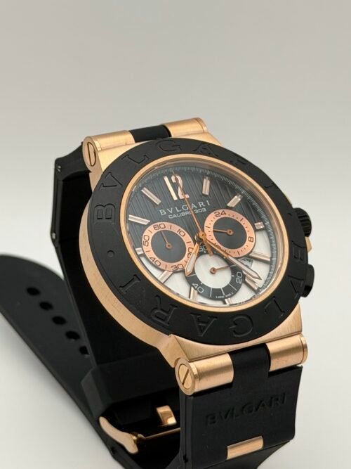 Bvlgari — cronógrafo con esfera negra y detalle esqueleto, caja oro rosa y correa de caucho negra