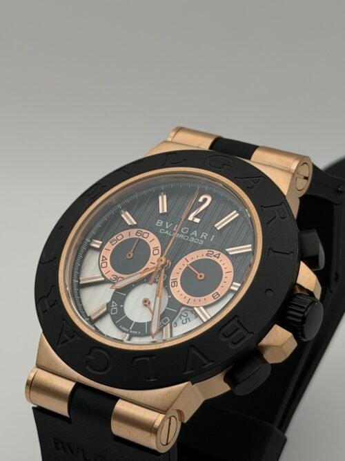 Bvlgari — cronógrafo con esfera negra y detalle esqueleto, caja oro rosa y correa de caucho negra
