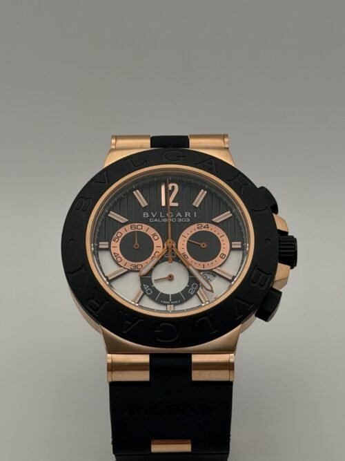 Bvlgari — cronógrafo con esfera negra y detalle esqueleto, caja oro rosa y correa de caucho negra