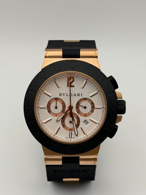 Bvlgari — cronógrafo con esfera blanca, caja oro rosa, bisel negro y correa de caucho negra