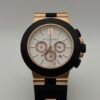 Bvlgari — cronógrafo con esfera blanca, caja oro rosa, bisel negro y correa de caucho negra