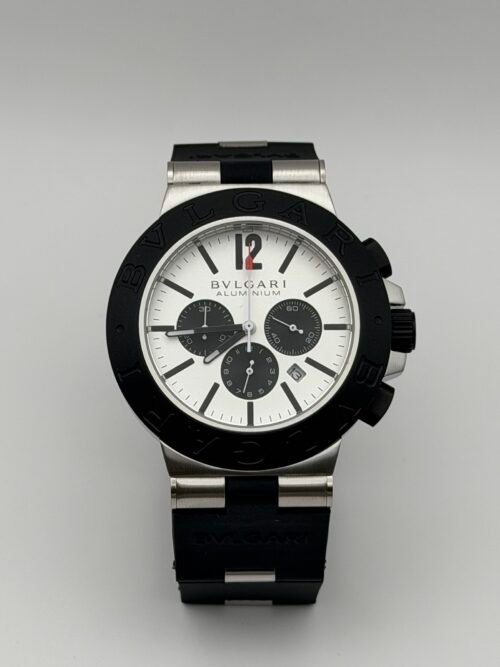 Bvlgari — cronógrafo con esfera blanca y subesferas negras, bisel negro y correa de caucho negra