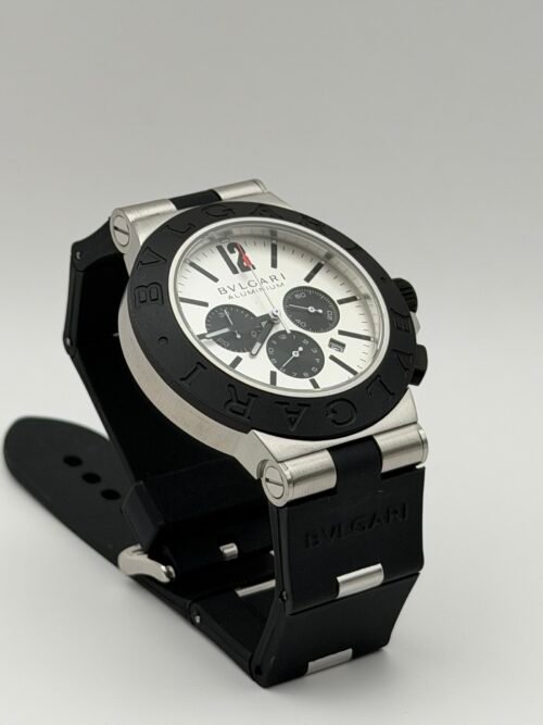 Bvlgari — cronógrafo con esfera blanca y subesferas negras, bisel negro y correa de caucho negra
