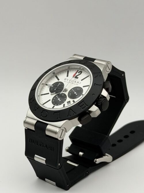 Bvlgari — cronógrafo con esfera blanca y subesferas negras, bisel negro y correa de caucho negra