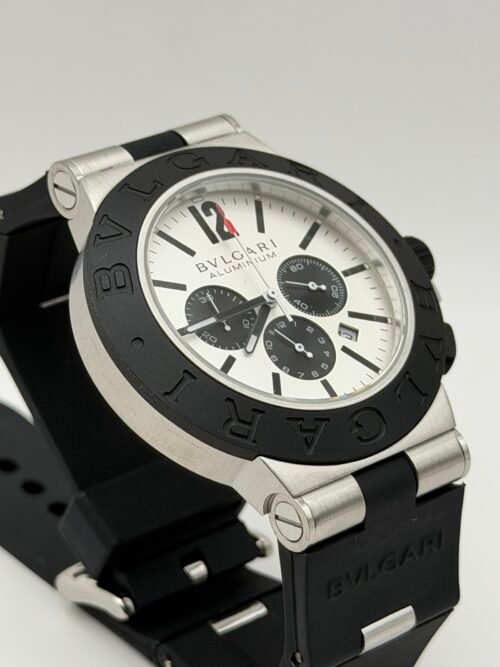 Bvlgari — cronógrafo con esfera blanca y subesferas negras, bisel negro y correa de caucho negra