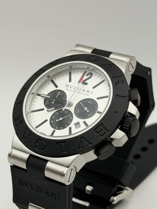 Bvlgari — cronógrafo con esfera blanca y subesferas negras, bisel negro y correa de caucho negra
