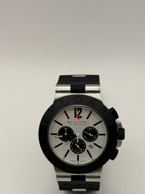 Bvlgari — cronógrafo con esfera blanca y subesferas negras, bisel negro y correa de caucho negra