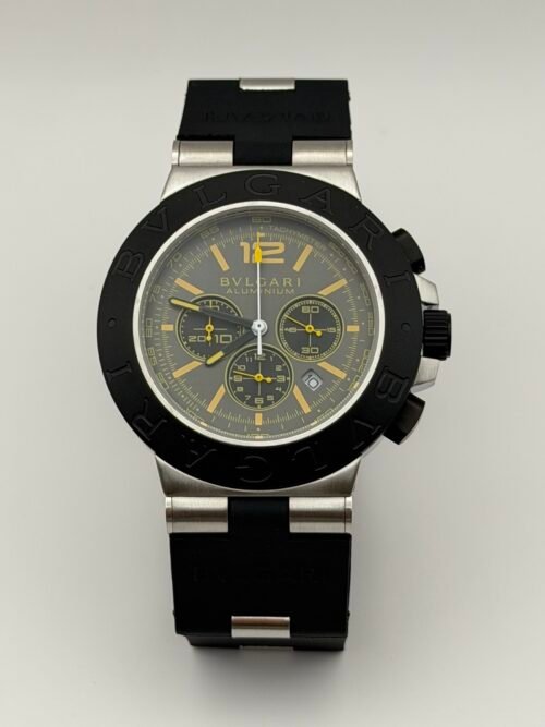 Bvlgari — cronógrafo con esfera gris y detalles amarillos, bisel negro y correa de caucho negra
