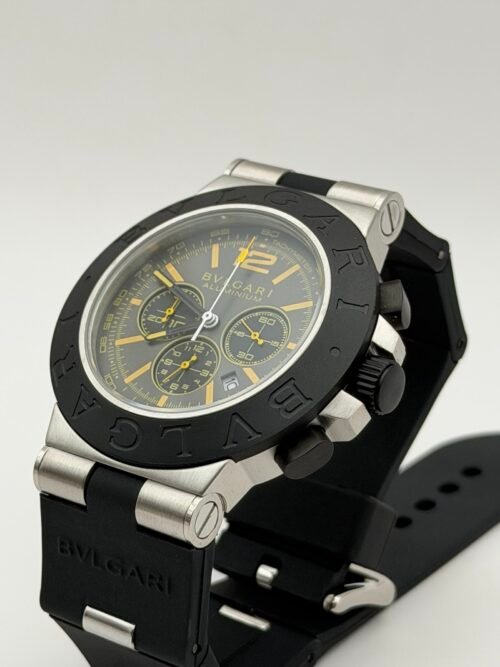 Bvlgari — cronógrafo con esfera gris y detalles amarillos, bisel negro y correa de caucho negra