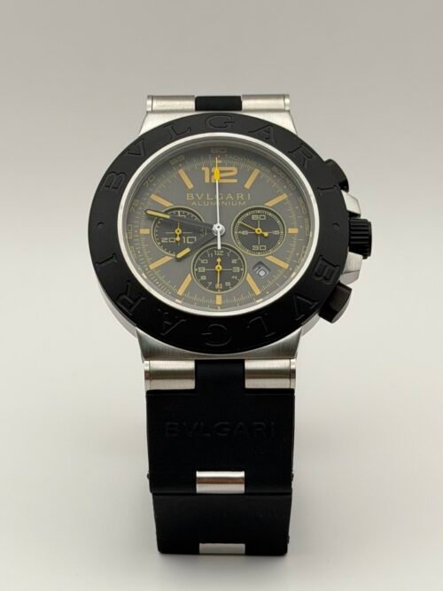 Bvlgari — cronógrafo con esfera gris y detalles amarillos, bisel negro y correa de caucho negra