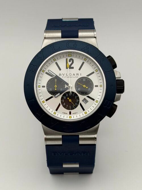 Bvlgari — cronógrafo con esfera blanca y subesferas grises, bisel azul y correa de caucho azul