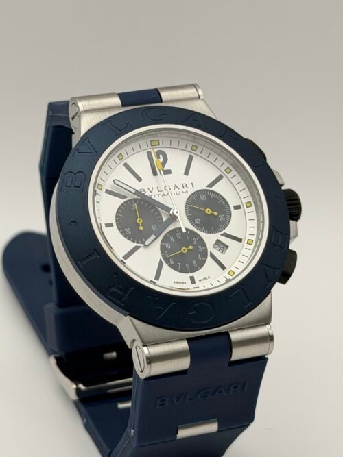 Bvlgari — cronógrafo con esfera blanca y subesferas grises, bisel azul y correa de caucho azul