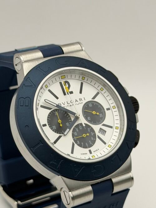 Bvlgari — cronógrafo con esfera blanca y subesferas grises, bisel azul y correa de caucho azul