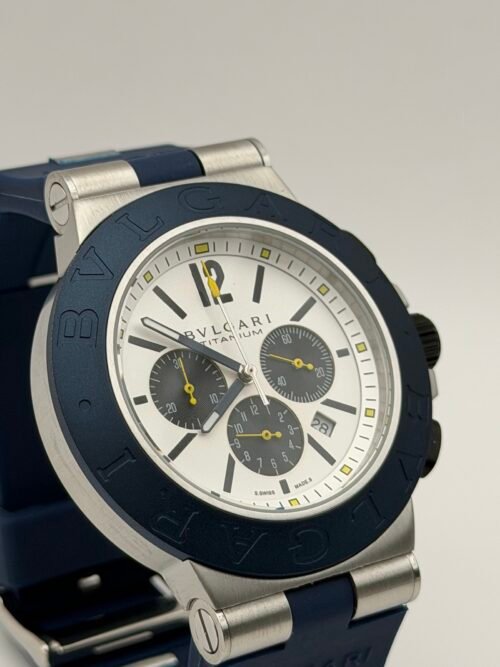Bvlgari — cronógrafo con esfera blanca y subesferas grises, bisel azul y correa de caucho azul