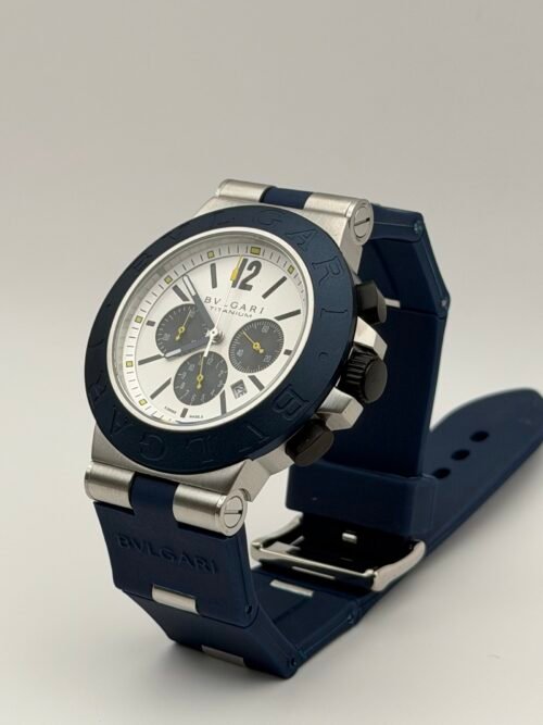 Bvlgari — cronógrafo con esfera blanca y subesferas grises, bisel azul y correa de caucho azul