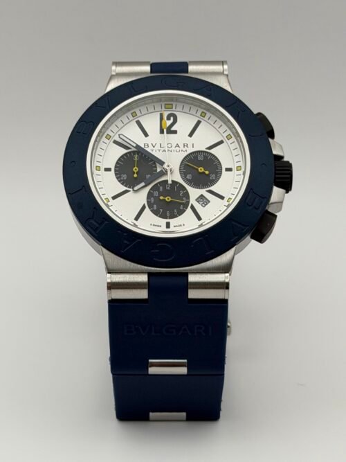 Bvlgari — cronógrafo con esfera blanca y subesferas grises, bisel azul y correa de caucho azul