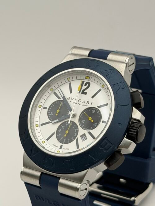 Bvlgari — cronógrafo con esfera blanca y subesferas grises, bisel azul y correa de caucho azul