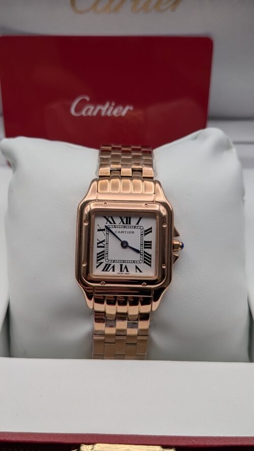 Cartier — caja cuadrada oro rosa, esfera blanca con números romanos y brazalete oro rosa