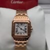 Cartier — caja cuadrada oro rosa, esfera blanca con números romanos y brazalete oro rosa