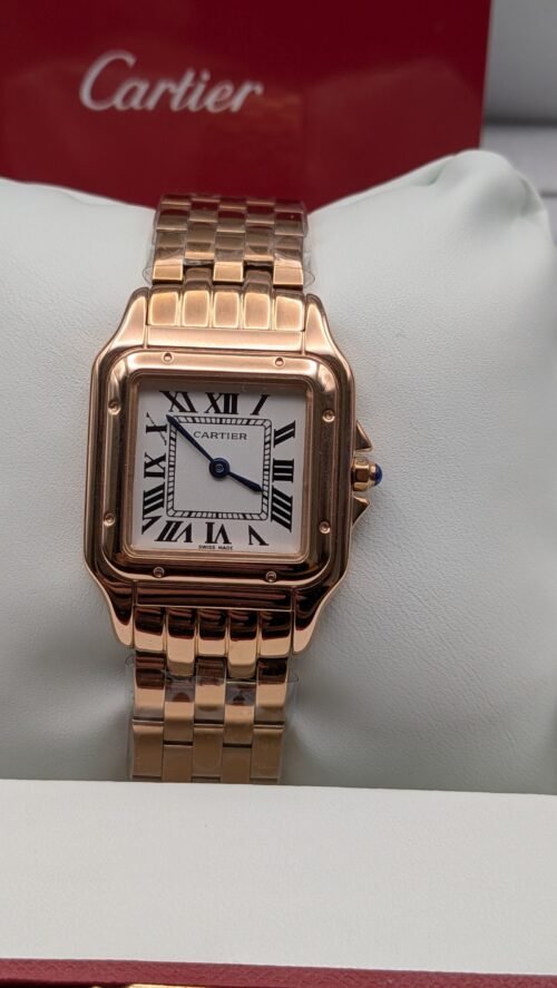 Cartier — caja cuadrada oro rosa, esfera blanca con números romanos y brazalete oro rosa