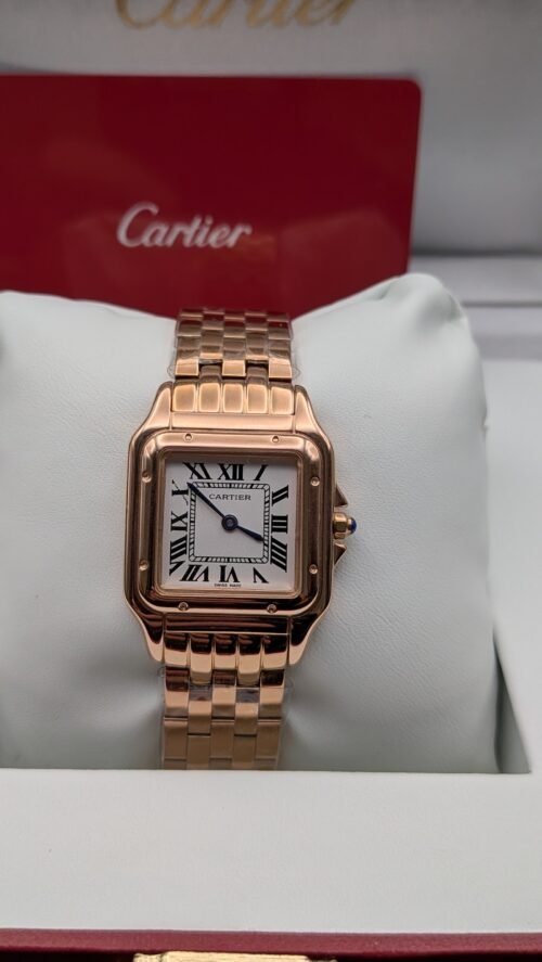 Cartier — caja cuadrada oro rosa, esfera blanca con números romanos y brazalete oro rosa
