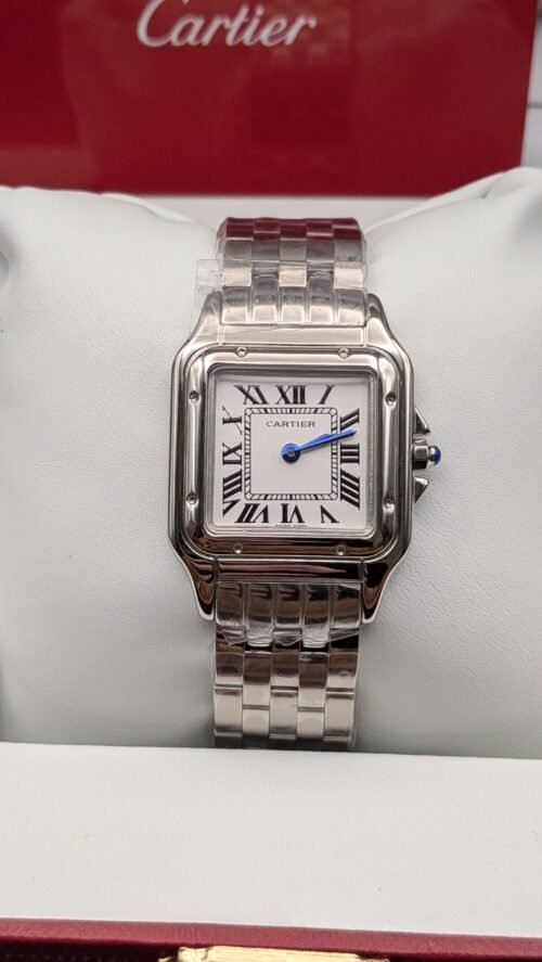 Cartier — caja cuadrada de acero, esfera blanca con números romanos y brazalete de acero