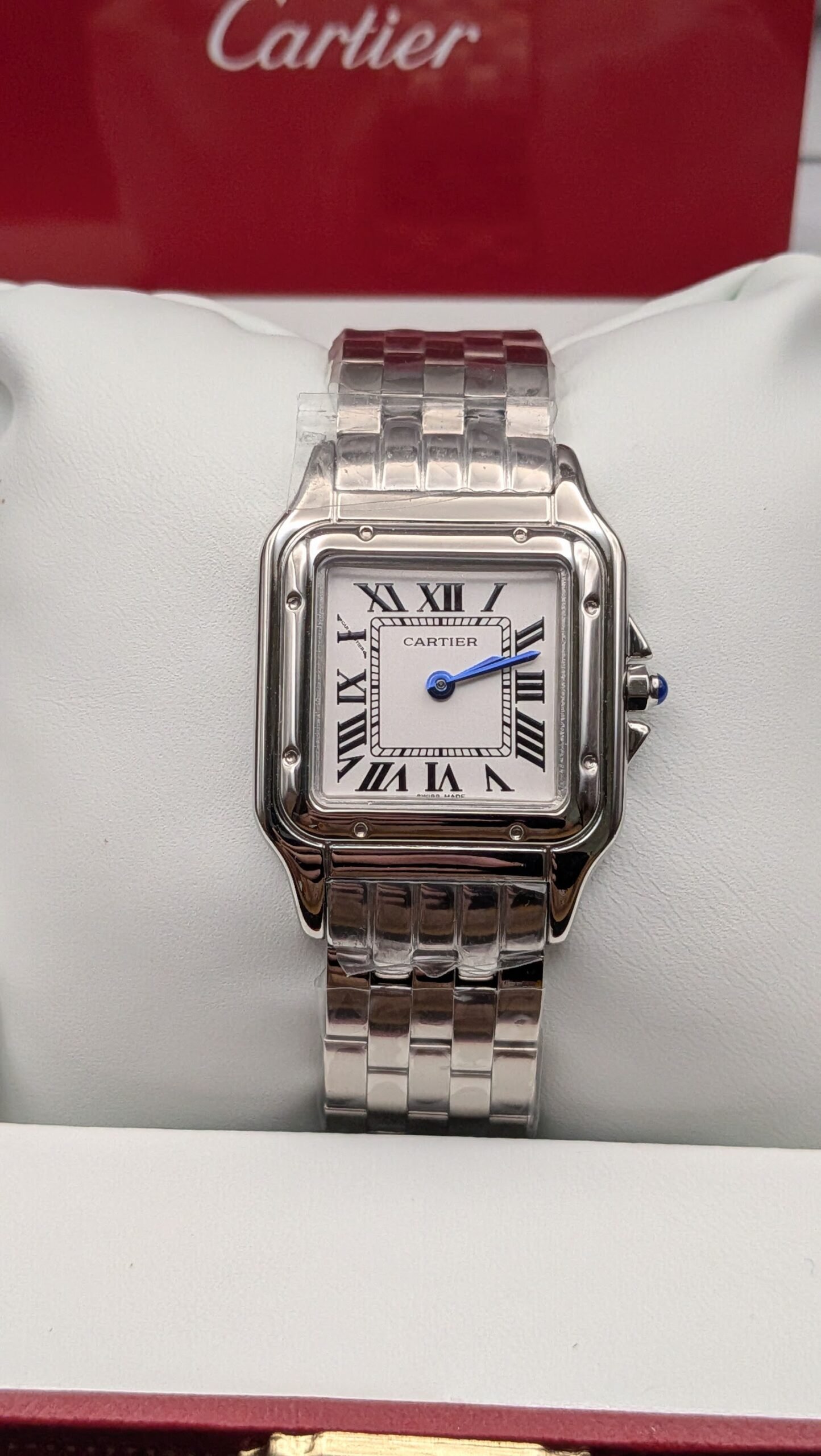 Cartier — caja cuadrada de acero, esfera blanca con números romanos y brazalete de acero