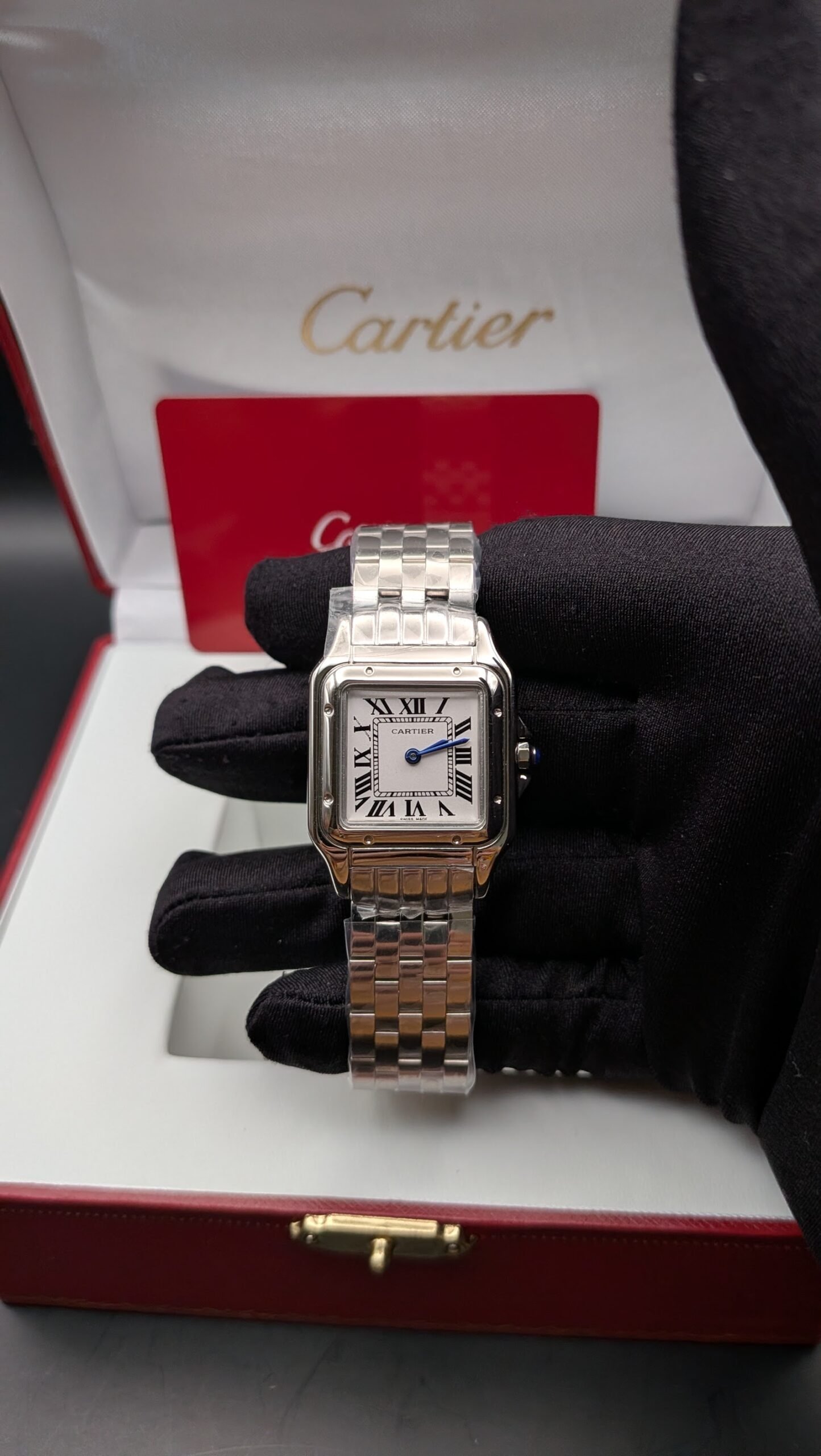 Cartier — caja cuadrada de acero, esfera blanca con números romanos y brazalete de acero