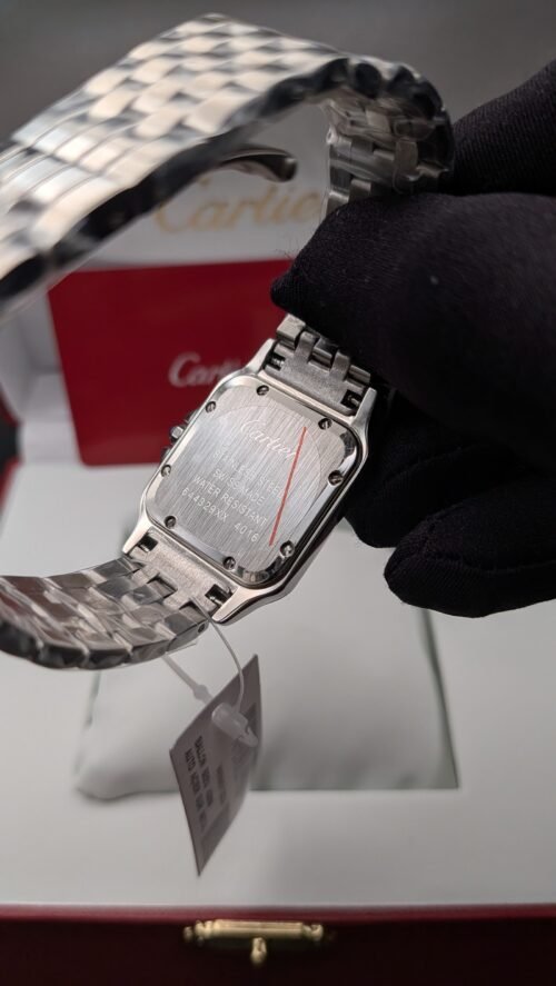 Cartier — caja cuadrada de acero, esfera blanca con números romanos y brazalete de acero