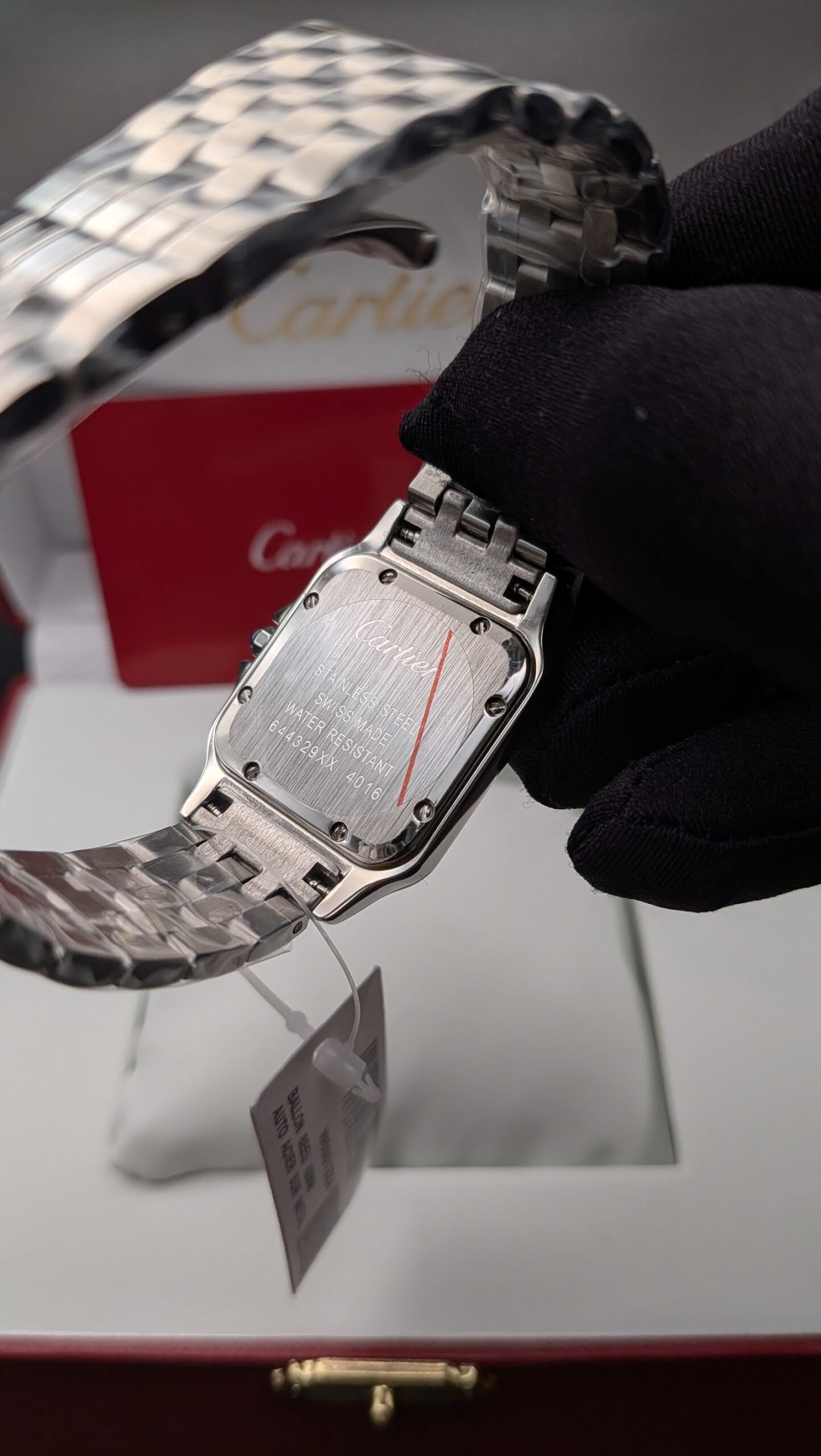 Cartier — caja cuadrada de acero, esfera blanca con números romanos y brazalete de acero