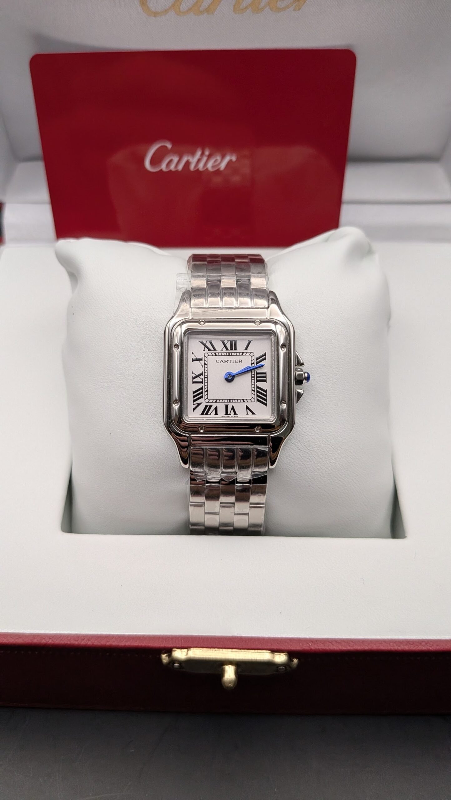 Cartier — caja cuadrada de acero, esfera blanca con números romanos y brazalete de acero