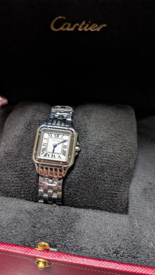 Cartier — caja cuadrada pequeña, esfera blanca con números romanos y brazalete de acero