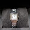 Cartier — caja cuadrada pequeña, esfera blanca con números romanos y brazalete de acero
