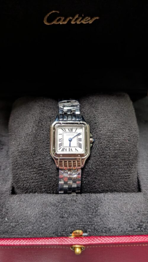 Cartier — caja cuadrada pequeña, esfera blanca con números romanos y brazalete de acero