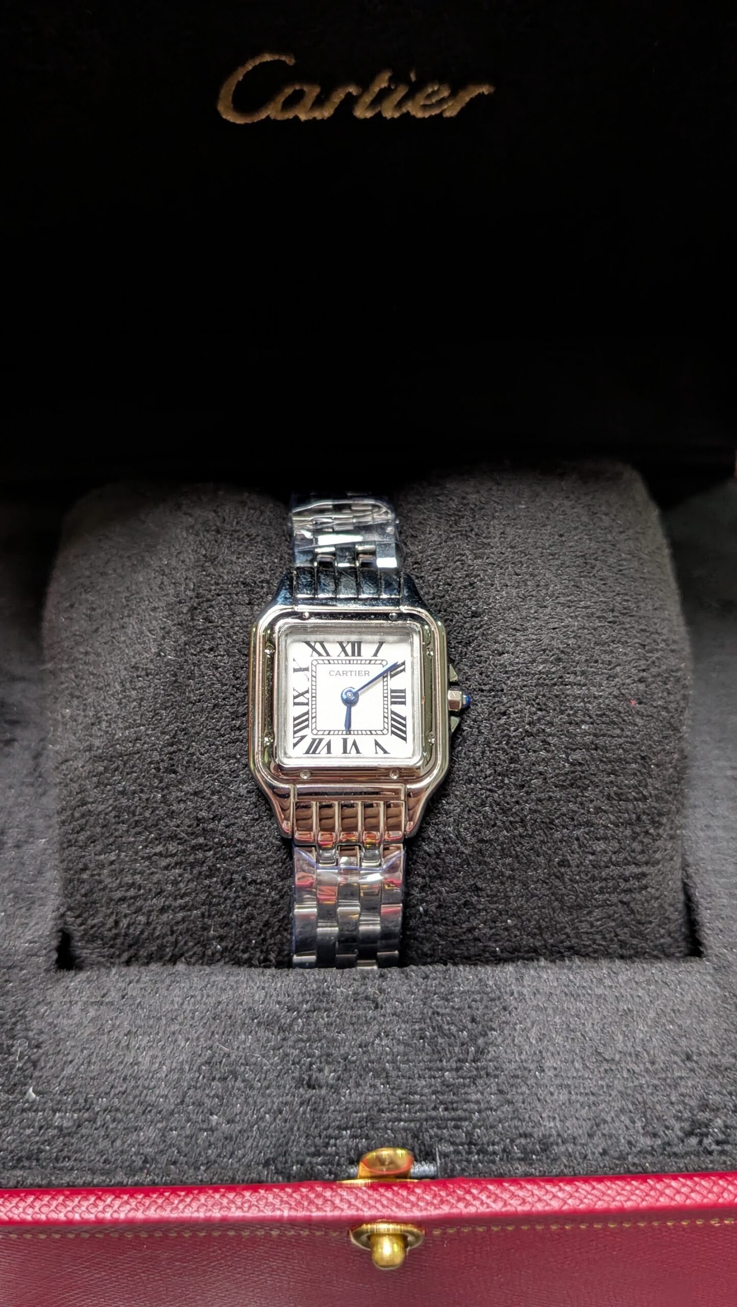 Cartier — caja cuadrada pequeña, esfera blanca con números romanos y brazalete de acero