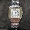 Cartier — caja cuadrada mediana, esfera blanca con números romanos y brazalete de acero